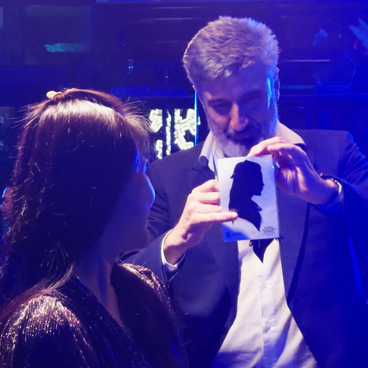 Siluetista creando retratos en directo durante el cóctel de una gala corporativa