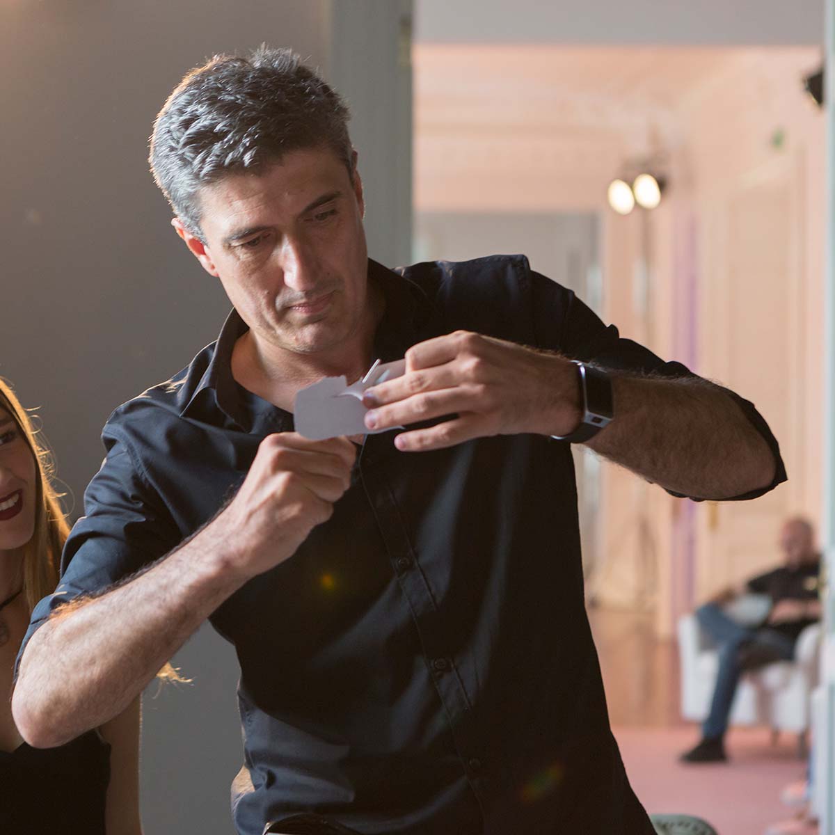 Siluetista Igor Kucinic recortando un retrato de perfil a mano alzada con tijeras — arte en directo para bodas y eventos